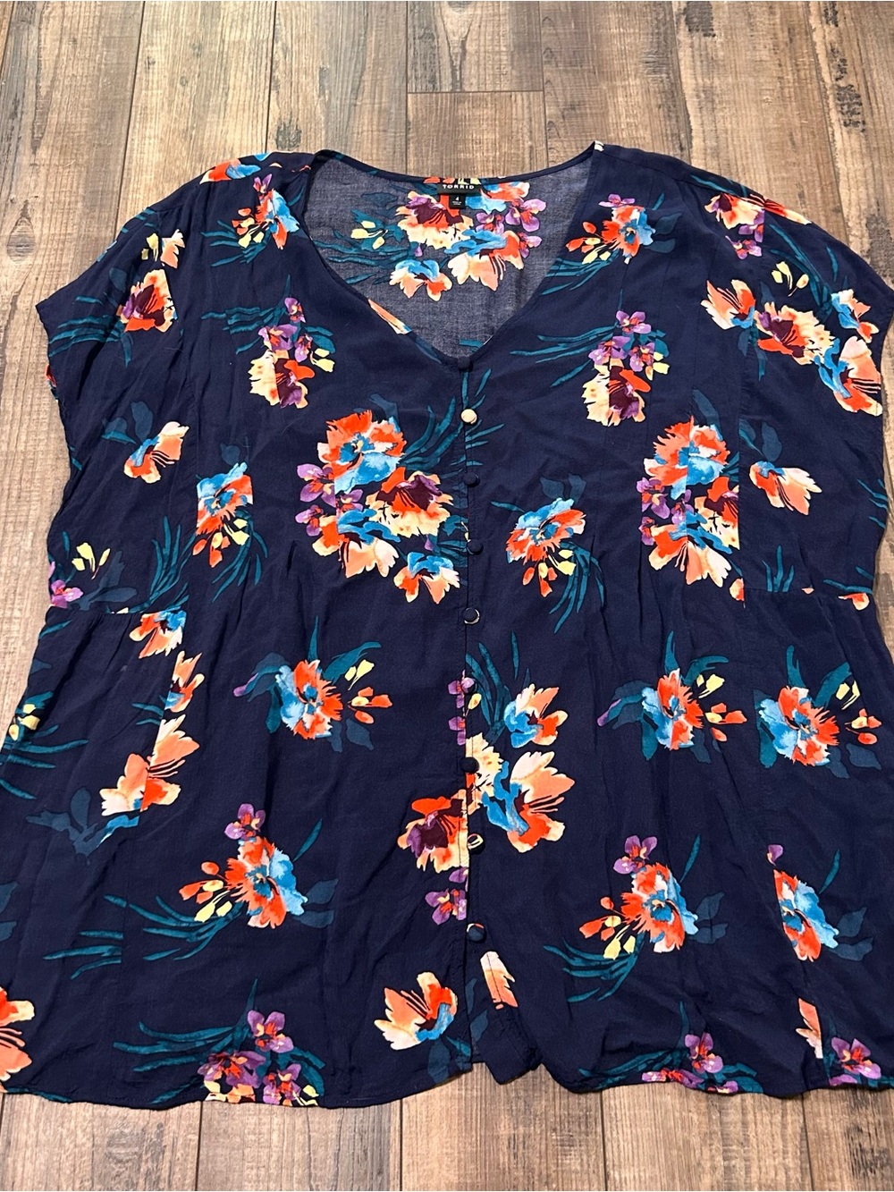 Torrid size 4X Navy Colorful Floral V Neck Rayon Blouse Buttons‎